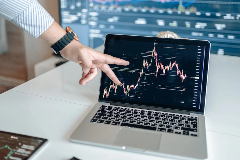 Perbandingan Akurasi Metrik Forward dan Trailing P/E dalam Analisis Saham Tahun 2026