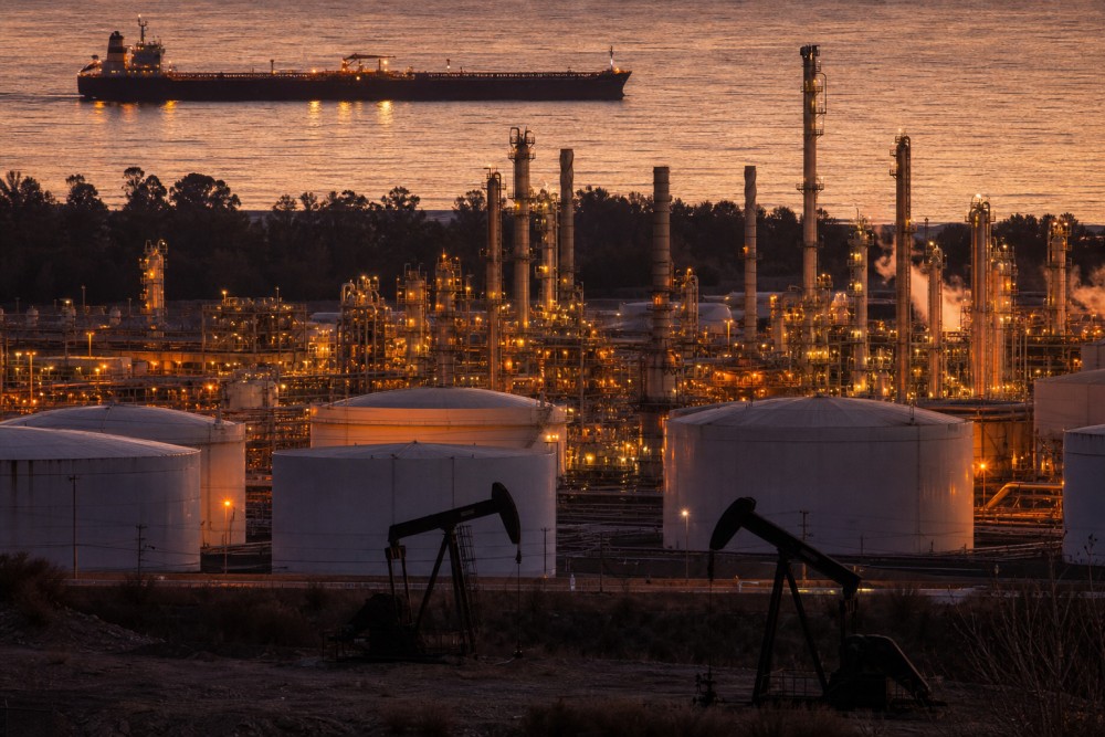 Harga Minyak Mentah Tembus 100 Dolar AS Picu Tren Positif Saham Sektor Energi di 2026